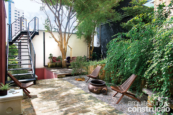 O jardim com quatro pitangueiras j&aacute; existentes no local toma conta dos fundos do lote. A escada met&aacute;lica leva &agrave; cobertura, onde ser&aacute; feita a cozinha coletiva.