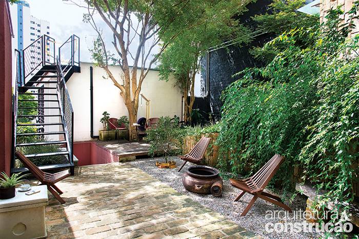 O jardim com quatro pitangueiras j&aacute; existentes no local toma conta dos fundos do lote. A escada met&aacute;lica leva &agrave; cobertura, onde ser&aacute; feita a cozinha coletiva.