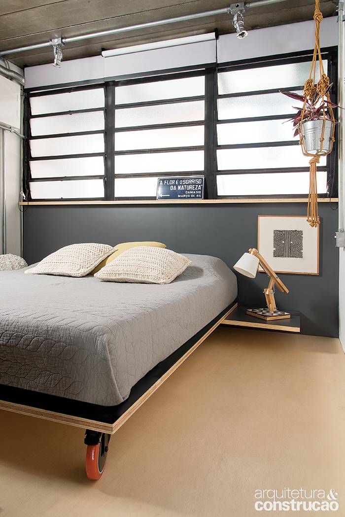 No quarto, a cama emprega base de compensado naval, mesma solu&ccedil;&atilde;o para a laje do mezanino &ndash; protegida
com resina para madeira, ela tamb&eacute;m &eacute; piso.