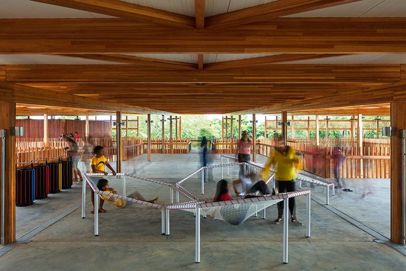 Na &aacute;rea de descanso, os equipamentosforam pensados para proporcionaruma experi&ecirc;ncia l&uacute;dica &agrave;s crian&ccedil;as.As redes de tela de seguran&ccedil;amontadas em m&oacute;dulos hexagonaismet&aacute;licos sintonizam a tradi&ccedil;&atilde;o local.Todo o piso &eacute; de cimento queimado.