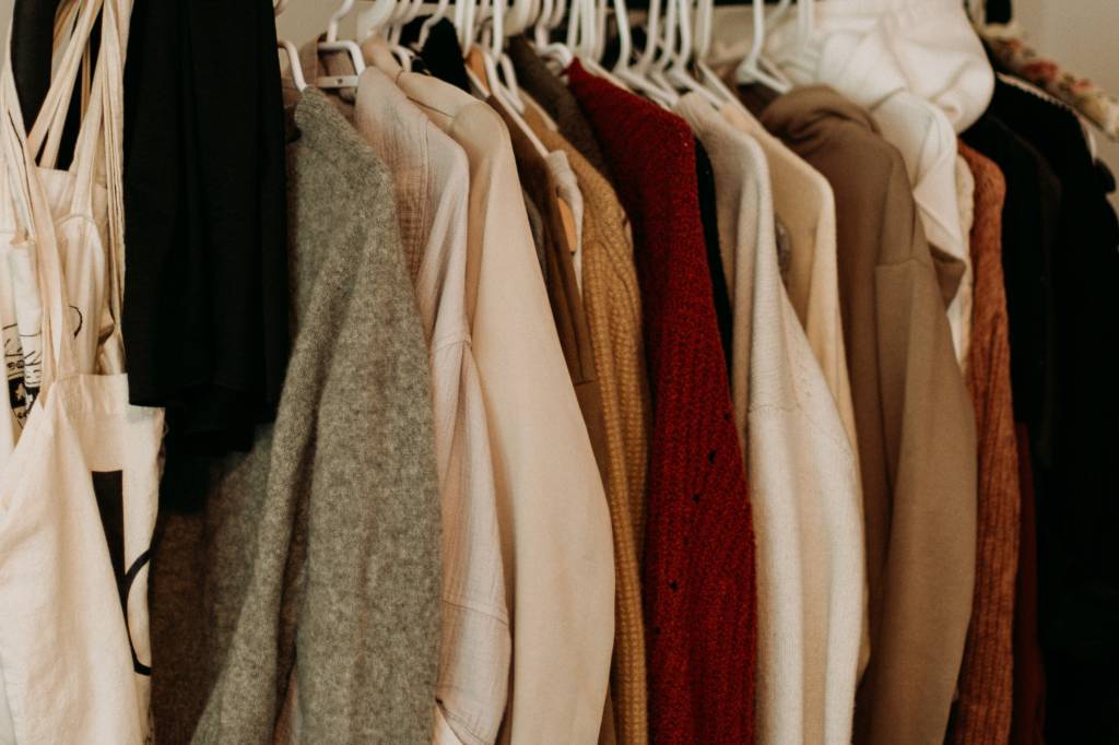 5-passos-arrumar-guarda-roupa-dicas-manter-organizado-organização-roupas-ordene-11-priscilla-du-preez-my5cwTzhmNI-unsplash 5-passos-arrumar-guarda-roupa-dicas-manter-organizado-organização-roupas-ordene-11-priscilla-du-preez-my5cwTzhmNI-unsplash