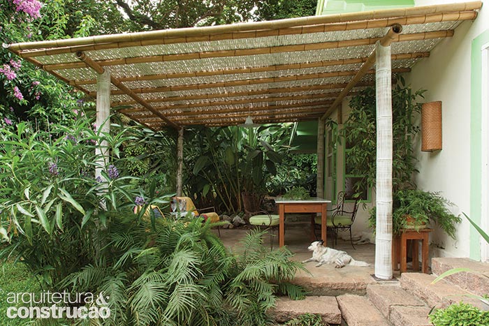 À exceção das plantas em vasos, nada deste jardim foi planejado. “Deixei a natureza tomar conta”, diz a paisagista Renata Tilli sobre a área verde de sua casa. Para ter de onde admirar esse sucesso por acaso, ela encomendou à Bambu Carbono Zero a armação de 3,50 x 3,50 m com forro sombreador (evidenciado com stain branco, como os pilares) e cobertura de policarbonato.