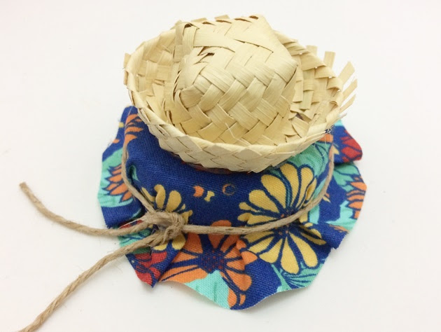 Cole um chapeuzinho de palha sobre o pote para finalizar. Cole um chapeuzinho de palha sobre o pote para finalizar.