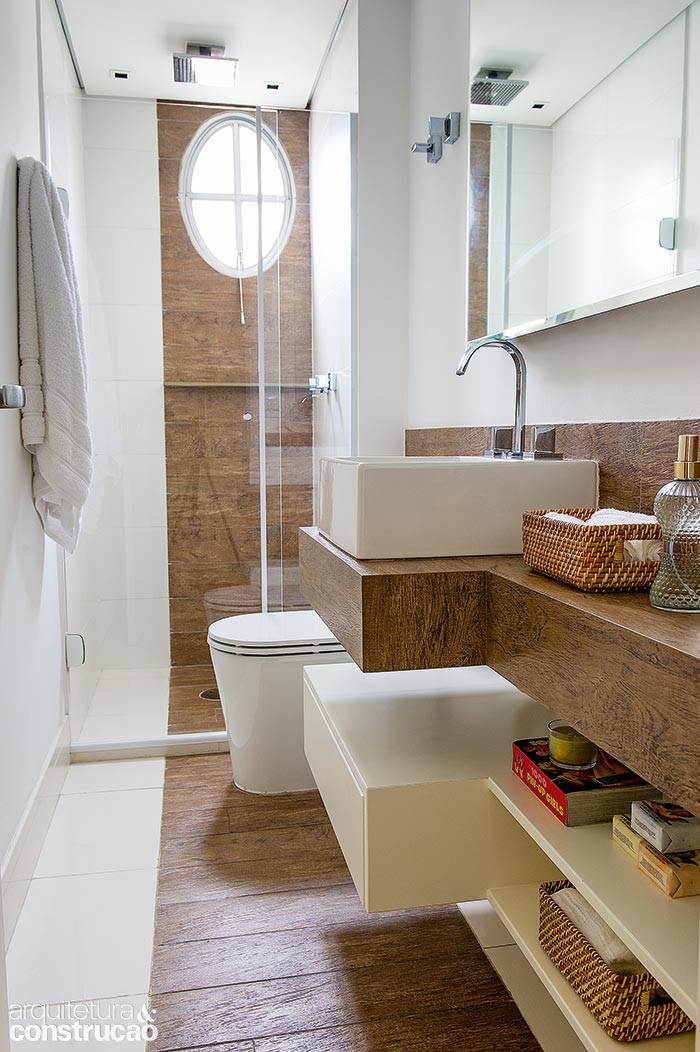Usado tamb&eacute;m pelas visitas, o banheiro ganhou ares de lavabo r&uacute;stico. O porcelanato que imita madeira, tamb&eacute;m da Portobello, define a passarela no centro do espa&ccedil;o e sobe pela parede. Comp&otilde;e ainda a resistente bancada. Projeto do escrit&oacute;rio Mestisso Arquitetura & Interiores.