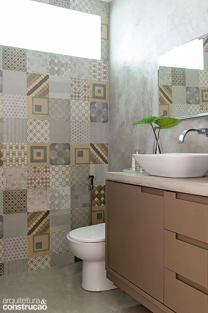 Em vez de ladrilhos hidr&aacute;ulicos, optou-se pelo porcelanato que reproduz o material (linha Village Mix Nude, da Portobello), mais f&aacute;cil de assentar (menor espessura) e de manter (dispensa a cera). Reforma liderada por Marina Barotti, do est&uacute;dio Barotti Arquitetura.
