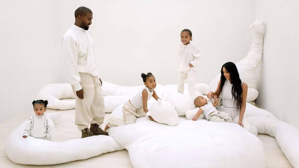 Por-dentro-da-casa-de-Kanye-West-e-Kim-Kardashian-ad-01