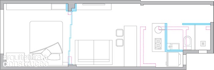 Ao deslocar o banheiro para perto da entrada, a planta comprida conquistou um fluxo alinhado e livre, interditado apenas quando as portas do quarto estão cerradas.