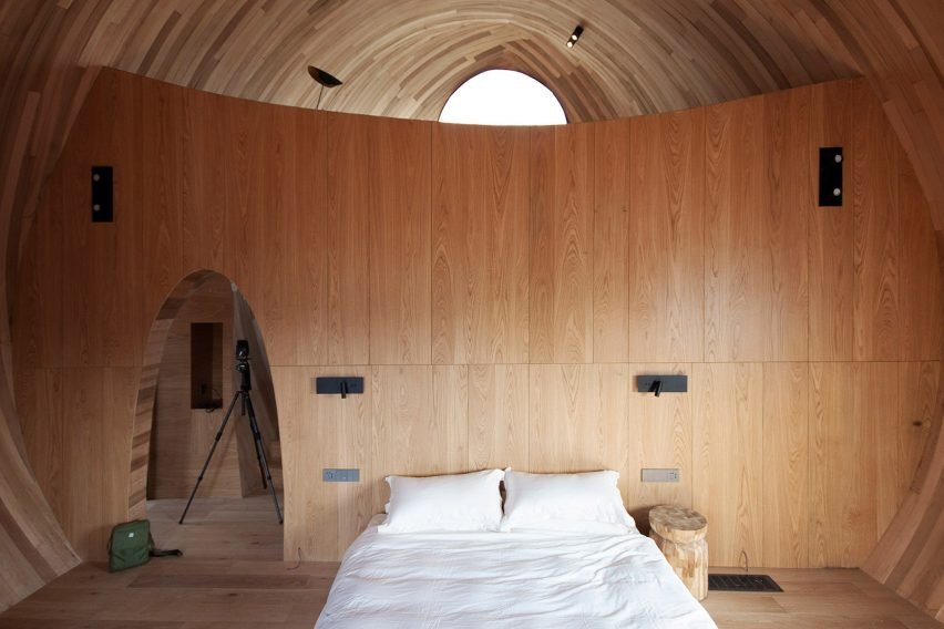 ambientes-cabanas-quarto-casa-interiores-dezeen-06