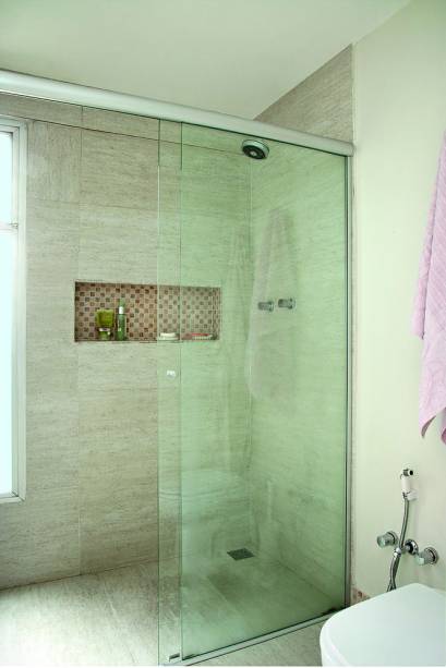 <span>A estrutura de alvenaria que atuava como uma espécie de banheira – e que, na prática, apenas tomava espaço –</span><span>saiu de cena. Outra solução esperta, o nicho escavado, revestido de pastilhas, deixa os itens de higiene à mão. Projeto da arquiteta Michelle Martins e o engenheiro Ricardo Sousa.</span> <span>A estrutura de alvenaria que atuava como uma espécie de banheira – e que, na prática, apenas tomava espaço –</span><span>saiu de cena. Outra solução esperta, o nicho escavado, revestido de pastilhas, deixa os itens de higiene à mão. Projeto da arquiteta Michelle Martins e o engenheiro Ricardo Sousa.</span>