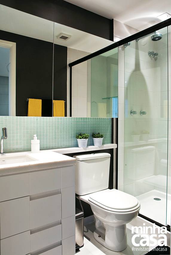 Reforma de banheiro pequeno traz pontos de cor ideias de organização