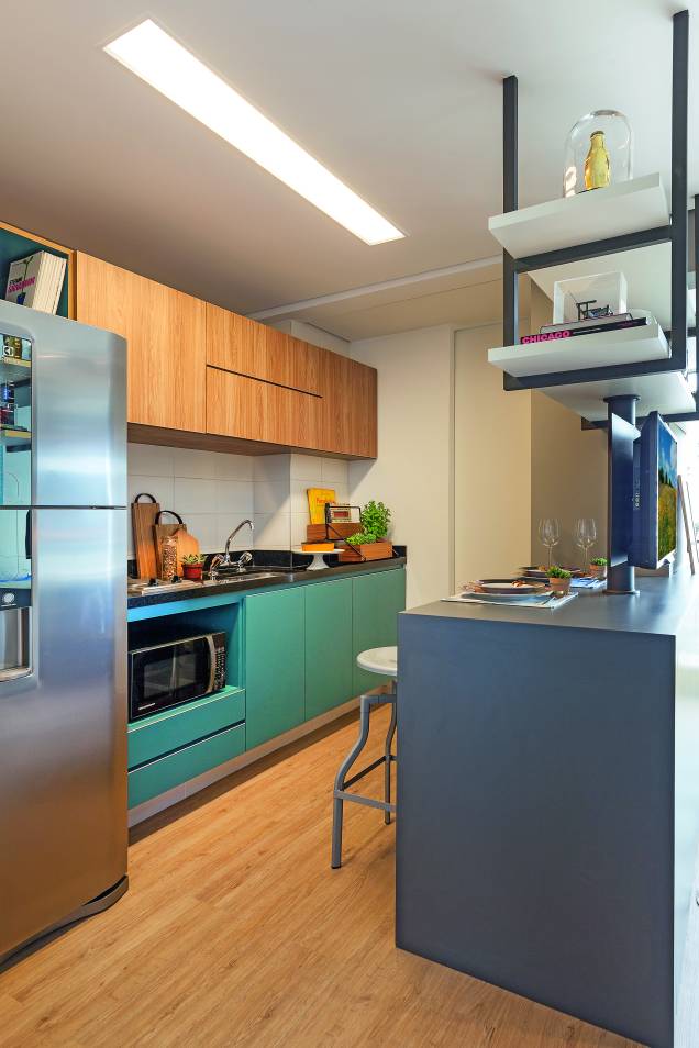 <span>Sem deixar o visual pesado, a marcenaria aproveita cada cantinho. De MDF laminado, as peças combinam um padrão amadeirado com cores descoladas (cinza Prattan e azul Petróleo, da Formica). Projeto d</span>as arquitetas Beatriz Ottaiano e Daniele Okuhara, do escritório Doob. <span>Sem deixar o visual pesado, a marcenaria aproveita cada cantinho. De MDF laminado, as peças combinam um padrão amadeirado com cores descoladas (cinza Prattan e azul Petróleo, da Formica). Projeto d</span>as arquitetas Beatriz Ottaiano e Daniele Okuhara, do escritório Doob.