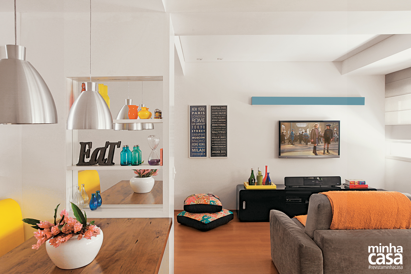 O espa&ccedil;o destinado ao home theater foi, h&aacute; muitos anos, o terceiro quarto do apartamento &ndash; da&iacute; as vigas aparentes no teto e na parede da fachada. A integra&ccedil;&atilde;o havia sido feita pelo propriet&aacute;rio anterior. O sof&aacute; com assentos retr&aacute;teis convida a se esparramar para assistir a filmes. &ldquo;Ele tem presen&ccedil;a e &eacute; muito confort&aacute;vel. Por isso, fizemos quest&atilde;o de t&ecirc;-lo e de s&oacute; completar o visual com almofad&otilde;es&rdquo;, conta Luciana. A elegante calha, laqueada de azul, promove uma ilumina&ccedil;&atilde;o suave logo acima da TV, fixada na parede. O rack preto de estilo retr&ocirc;, com cantos levemente arredondados, revela o tra&ccedil;o das arquitetas. Apesar das paredes brancas, h&aacute; cor por toda parte: nas almofadas, na manta do sof&aacute;, nas obras de arte e nos objetos que pontuam a decora&ccedil;&atilde;o. Projeto das arquitetas Isabella Lucena e Joanna Fraga.