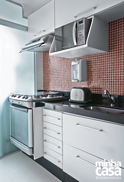 <span>Exceto pelas pastilhas vermelhas na superfície sujeita a respingos de água e gordura, o duo de branco e preto impera no ambiente. Os armários e o piso de porcelanato, ambos brancos, realçam a geladeira classuda e o tampo de granito preto são gabriel no balcão da cozinha americana. A peça, de 1,21 x 0,31 m, tem uma saia de 12 cm.</span> <span>Exceto pelas pastilhas vermelhas na superfície sujeita a respingos de água e gordura, o duo de branco e preto impera no ambiente. Os armários e o piso de porcelanato, ambos brancos, realçam a geladeira classuda e o tampo de granito preto são gabriel no balcão da cozinha americana. A peça, de 1,21 x 0,31 m, tem uma saia de 12 cm.</span>