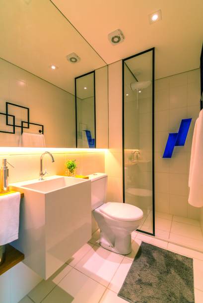 <span>A tradicional bancada dá lugar à cuba esculpida em aglostone, um mármore industrializado. E as formas geométricas seguem por aqui: nichos azuis (Martam Serralheria) apoiam produtos no boxe, e as toalhas são estendidas em quadriláteros metálicos. Projeto das</span> arquitetas e irmãs Priscilla e Daniella Barros do escrirório DP Barros Arquitetos, em São Paulo. <span>A tradicional bancada dá lugar à cuba esculpida em aglostone, um mármore industrializado. E as formas geométricas seguem por aqui: nichos azuis (Martam Serralheria) apoiam produtos no boxe, e as toalhas são estendidas em quadriláteros metálicos. Projeto das</span> arquitetas e irmãs Priscilla e Daniella Barros do escrirório DP Barros Arquitetos, em São Paulo.