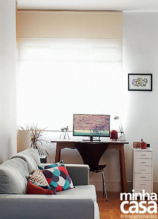 O ambiente todo integrado tem um cantinho mais reservado para o home office. Projeto da arquiteta&nbsp;<span>Marina Annunziato.</span>