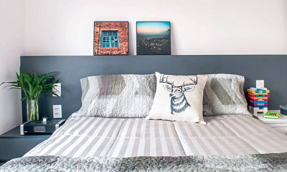 <span>Em nome da continuidade estética, a cabeceira da cama ostenta acabamento cinza. A peça ainda embute um criado-mudo de um lado – o móvel avulso do outro confere bem-vinda assimetria ao conjunto. Projeto das arquitetas Fabiana Silveira e Patricia de Palma, do escritório SP Estudio.</span>
