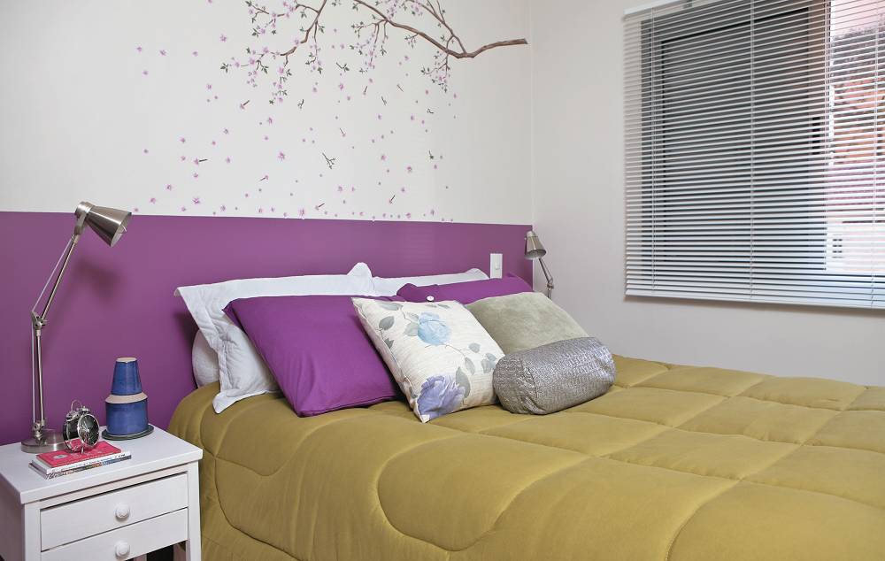 Para poupar preciosos cent&iacute;metros, a arquiteta Cristiane Dilly dispensou a cabeceira. Em seu lugar, uma faixa de 1,10 m de altura, pintada de berinjela (ref. P090, da Suvinil), emoldura a cama. &ldquo;Queria algo simples, alegre e barato.