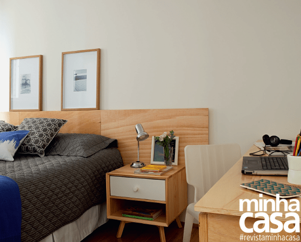 Com espessura suficiente (5 cm) para apoiar quadros leves, a cabeceira da cama é composta de três placas de compensado, de 1 x 0,60 m cada, posicionadas a 40 cm do chão e fixadas em um barrote aparafusado na parede. Projeto d<span>o arquiteto </span><span>Bruno Wilson.</span>