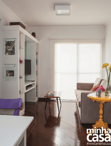 As memórias e as cores ficaram bem mais vivas Sala pequena: um antes e depois de 16 m² com cores, móveis renovados e DIY. Projeto de Ana Carolina e Mariana Lima Orsolini.