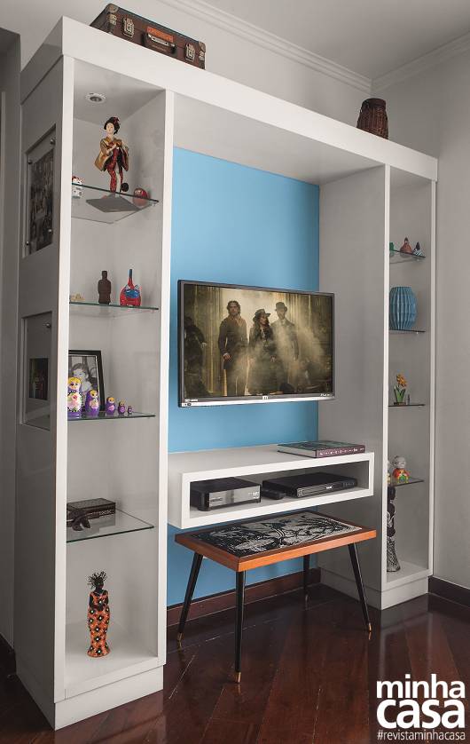 As memórias e as cores ficaram bem mais vivas Sala pequena: um antes e depois de 16 m² com cores, móveis renovados e DIY. Projeto de Ana Carolina e Mariana Lima Orsolini.