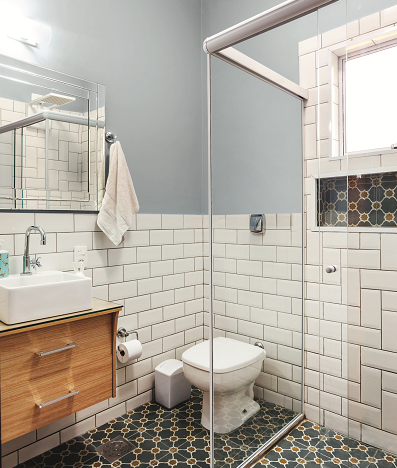 <span>A moradora queria algo moderno, mas com um quê vintage, então optou pelos ladrilhos hidráulicos estampados e pela cerâmica branca retangular típica dos metrôs londrinos, material que sempre namorou em fotos de revistas.</span> <span>A moradora queria algo moderno, mas com um quê vintage, então optou pelos ladrilhos hidráulicos estampados e pela cerâmica branca retangular típica dos metrôs londrinos, material que sempre namorou em fotos de revistas.</span>