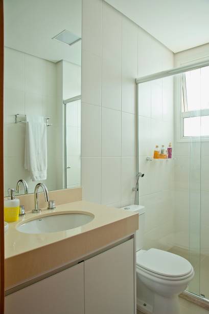 <span>Todo branquinho, o cômodo teve os acabamentos originais preservados. Acima da bancada, o espelho vai até o teto, ótimo recurso para propiciar a sensação de amplitude no espaço compacto. Projeto da arquiteta Bruna Carra.</span> <span>Todo branquinho, o cômodo teve os acabamentos originais preservados. Acima da bancada, o espelho vai até o teto, ótimo recurso para propiciar a sensação de amplitude no espaço compacto. Projeto da arquiteta Bruna Carra.</span>