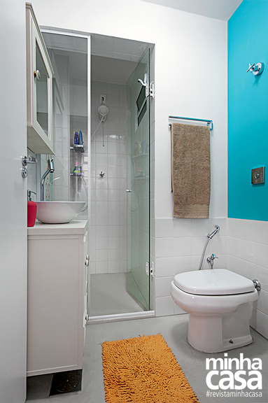 <span>A folha fixa e a porta de vidro fecham o boxe de cima a baixo e mede 0,88 x 2,20 m (Vidrossol). Dessa forma, o vapor sai naturalmente pela janela basculante voltada para o fosso de ventilação do prédio, evitando o mofo. O piso de cimento queimado é tecnocimento na cor Cinza Sampa (NS Brazil). Projeto da arquiteta Lívia Cavalca.</span> <span>A folha fixa e a porta de vidro fecham o boxe de cima a baixo e mede 0,88 x 2,20 m (Vidrossol). Dessa forma, o vapor sai naturalmente pela janela basculante voltada para o fosso de ventilação do prédio, evitando o mofo. O piso de cimento queimado é tecnocimento na cor Cinza Sampa (NS Brazil). Projeto da arquiteta Lívia Cavalca.</span>