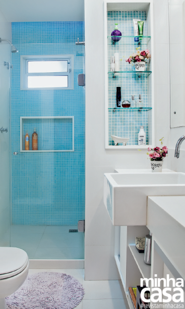 A faixa estreita ao lado da bancada e a parede de fundo do boxe foram as áreas escolhidas para alocar os nichos deste banheiro, pertencente a um imóvel carioca de 71 m², com reforma assinada pelos arquitetos Marcel Rofatto e Eliete Mourão. “No primeiro caso, descascamos a alvenaria até encontrar a estrutura para nos certificarmos de que havia profundidade suficiente para um nicho com prateleiras”, revela Marcel. Nesse vão (0,35 x 0,10 x 1 m) ficam vidros de perfume e pequenos objetos. Já o recorte do boxe (60 x 10 x 40 cm) serve de apoio para sabonetes e frascos. Ambos foram revestidos com pastilhas de vidro de 2 x 2 cm (ref. A1, da Vitrocolori. C&C , R$ 42,35 o m²) e finalizados com molduras de marmoglass branco, de 2 cm.