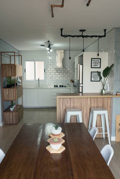 <span>Azulejos do tipo subway tile (Metro White, 10 x 20 cm, da Eliane. Toque e Retoque) cobrem apenas as duas paredes da cozinha equipadas com armários, eletros e bancada em L.</span> <span>Azulejos do tipo subway tile (Metro White, 10 x 20 cm, da Eliane. Toque e Retoque) cobrem apenas as duas paredes da cozinha equipadas com armários, eletros e bancada em L.</span>