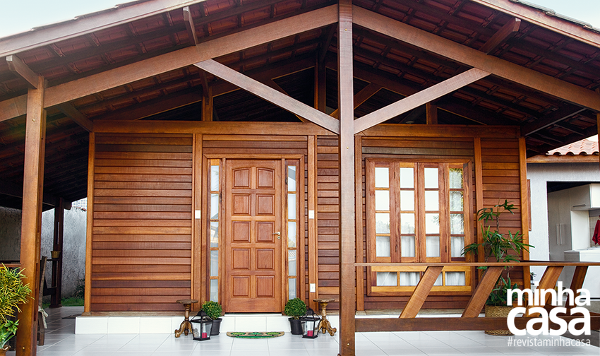 Casa de madeira pré-fabricada transforma-se em chalé rústico moderno