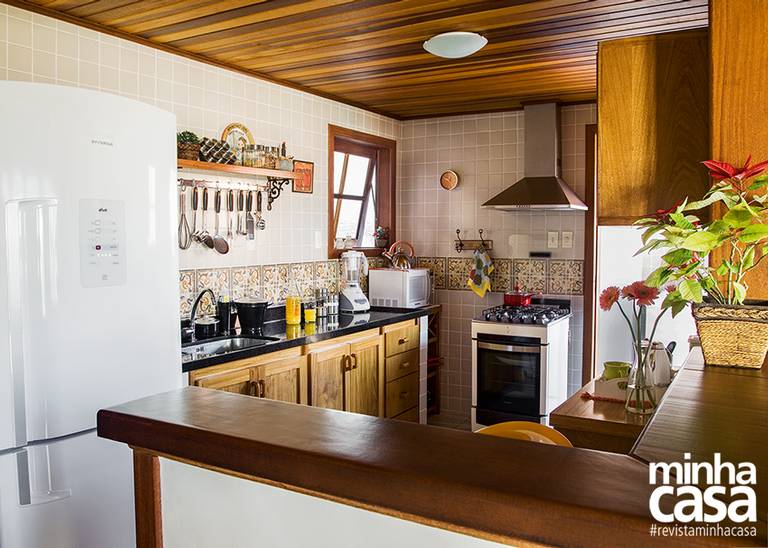 Casa de madeira pré-fabricada transforma-se em chalé rústico moderno