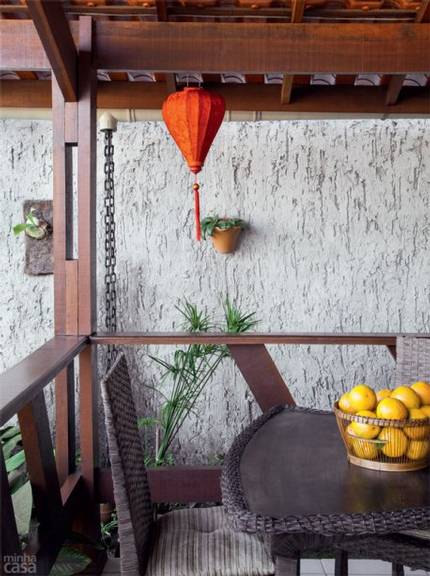 Casa de madeira pré-fabricada transforma-se em chalé rústico moderno