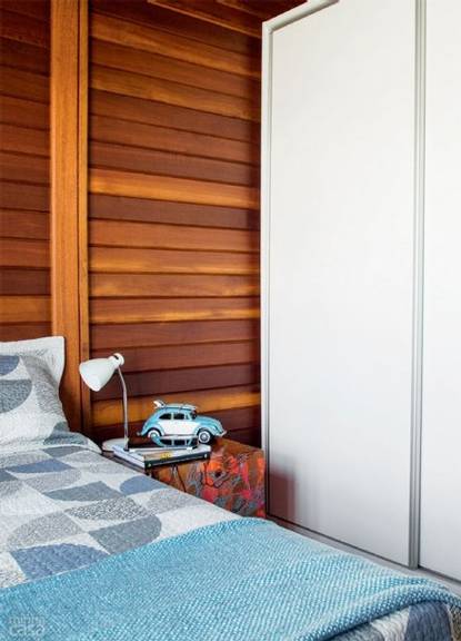 Casa de madeira pré-fabricada transforma-se em chalé rústico moderno