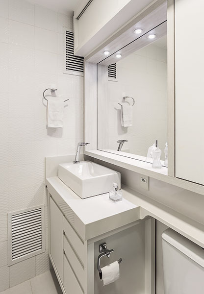 No banheiro da suíte, o branco foi explorado ao máximo. Projeto da <span>arquiteta </span><span>Camila Chalon.</span> No banheiro da suíte, o branco foi explorado ao máximo. Projeto da <span>arquiteta </span><span>Camila Chalon.</span>