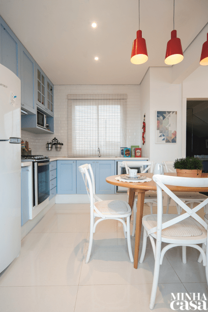 <span>Fugindo dos móveis brancos modulados, normalmente escolhidos para mobiliar a cozinha, a designer de interiores Paula Gambier projetou uma marcenaria azul-clarinha, com traços retrô. Nas paredes, os azulejos inspirados nos tiles que revestem os metrôs europeus fazem o casamento perfeito, reforçando o estilo. </span> <span>Fugindo dos móveis brancos modulados, normalmente escolhidos para mobiliar a cozinha, a designer de interiores Paula Gambier projetou uma marcenaria azul-clarinha, com traços retrô. Nas paredes, os azulejos inspirados nos tiles que revestem os metrôs europeus fazem o casamento perfeito, reforçando o estilo. </span>