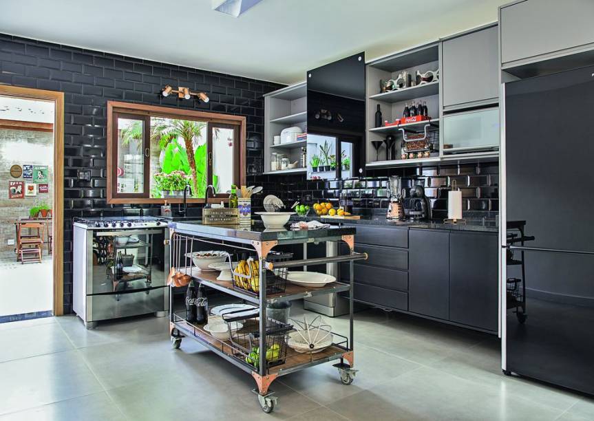 Eis a dupla afinada de revestimentos: azulejo Metro Black e porcelanato Munari Concreto, ambos da Eliane (C&C) Eis a dupla afinada de revestimentos: azulejo Metro Black e porcelanato Munari Concreto, ambos da Eliane (C&C)