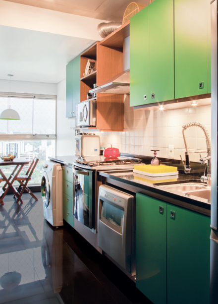 <span>A moradora decidiu que queria armários verdes e, com isso, acabou definindo o ponto de partida para a criação da paleta de cores do apê. A arquiteta Juliana Shwartzbaum sugeriu combinar o tom com um padrão amadeirado, e encomendou os módulos coloridos revestidos de laminado fosco (L 113 Verde Oficial, da Formica) – assim, dá para deixar recadinhos com giz nas portas e limpar com pano úmido depois. O ar retrô das peças agradou em cheio a moradora: “Amo essa mistura do clima mais antigo com o moderno”.</span> <span>A moradora decidiu que queria armários verdes e, com isso, acabou definindo o ponto de partida para a criação da paleta de cores do apê. A arquiteta Juliana Shwartzbaum sugeriu combinar o tom com um padrão amadeirado, e encomendou os módulos coloridos revestidos de laminado fosco (L 113 Verde Oficial, da Formica) – assim, dá para deixar recadinhos com giz nas portas e limpar com pano úmido depois. O ar retrô das peças agradou em cheio a moradora: “Amo essa mistura do clima mais antigo com o moderno”.</span>