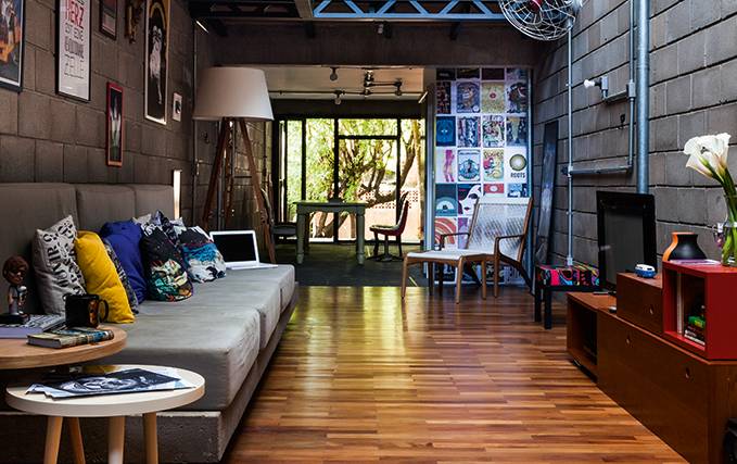A modesta e estreita fachada esconde um descolado loft