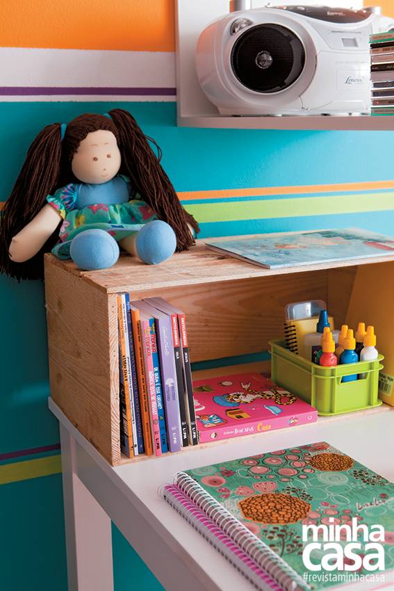 O caixote mant&eacute;m os livros organizados na mesa de estudos.