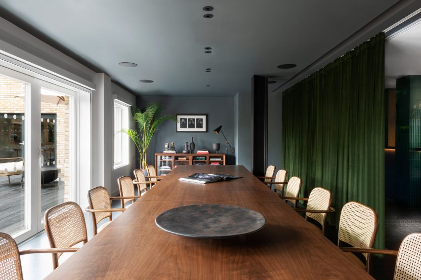 escritório-tala-fustok-studio-ninja-theory-office-cambridge-interiors_dezeen-4 escritório-tala-fustok-studio-ninja-theory-office-cambridge-interiors_dezeen-4