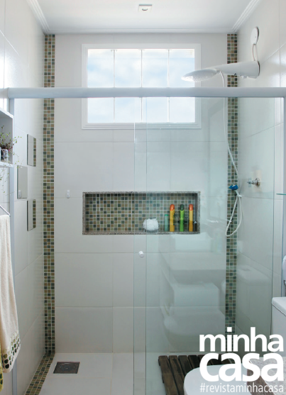 A reforma deste banheiro de 1,50 x 2,50 m, idealizada pela pedagoga Daniela Braga Ribeiro, teve como motivação o filho Davi, com 6 anos à época da obra. Os revestimentos antigos da casa causavam péssima impressão no menino. Daniela e seu marido, então, incluíram o pequeno na escolha das novas louças e acabamentos – foi Davi quem decidiu o tom verde das pastilhas de vidro de 2,5 x 2,5 cm aplicadas no fundo das molduras de MDF e no nicho do boxe (88 x 9 x 34 cm). “É uma cor que remete a frescor”, aprova a mãe. Note que o vão, escavado 1 m acima do piso, fica ao alcance de uma criança dessa idade.