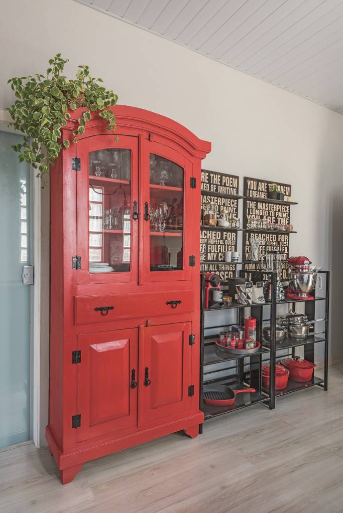 Fundos da casa dos pais se transformou em lar de 60 m² cristaleira Fundos da casa dos pais se transformou em lar de 60 m² cristaleira