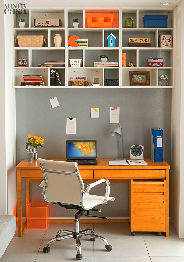 <span>Tr&ecirc;s pequenas estantes encaixadas lado a lado comp&otilde;em uma grande pe&ccedil;a criativa e diferente. Nos 24 nichos existe de tudo um pouco - livros, enfeites e caixas organizadoras. Projeto dos arquitetos&nbsp;</span><span class="image-credit">Alice Martins e Fl&aacute;vio Butt.</span>
