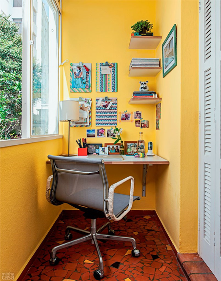 <span>A varanda fechada, anexa ao ambiente, era pouco usada, ent&atilde;o a moradora decidiu montar ali o novo escrit&oacute;rio. Coube tudo, e o espa&ccedil;o conta com ilumina&ccedil;&atilde;o natural e uma vista linda.</span>