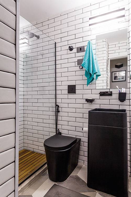 A est&eacute;tica urbana subiu pelas paredes do banheiro: os azulejos s&atilde;o inspirados nos revestimentos das esta&ccedil;&otilde;es de metr&ocirc; de Londres e Paris. Projeto&nbsp;do designer de interiores Matteo Gavazzi