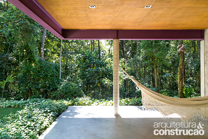 Pintada de esmalteroxo (Suvinil, ref. suco de uva, P358), a viga metálica sustentaa cozinha – no futuro, esta varanda terá uma churrasqueira. Pintada de esmalteroxo (Suvinil, ref. suco de uva, P358), a viga metálica sustentaa cozinha – no futuro, esta varanda terá uma churrasqueira.