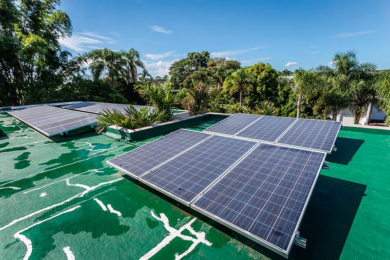 Energia solar: as 42 placas fotovoltaicas na cobertura geram eletricidade para todas as necessidades. Quando a produ&ccedil;&atilde;o &eacute; grande, o excedente vai para a rede p&uacute;blica e garante cr&eacute;ditos aos propriet&aacute;rios.