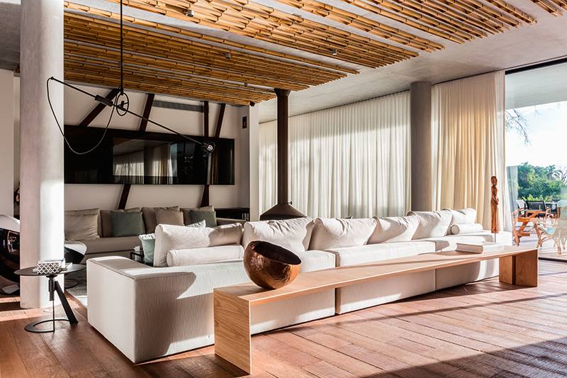 Solu&ccedil;&atilde;o bioclim&aacute;tica: boa orienta&ccedil;&atilde;o solar, generosa luminosidade natural e ventila&ccedil;&atilde;o cruzada renderam um microclima agrad&aacute;vel, dispensando climatizadores para resfriar ou aquecer a resid&ecirc;ncia, cuja obra coube ao engenheiro Mauro C&eacute;sar S&ocirc;nego.