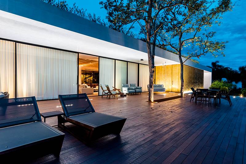 Ilumina&ccedil;&atilde;o econ&ocirc;mica: a casa toda recebeu l&acirc;mpadas de led para um consumo m&iacute;nimo de energia. Durante o dia, as grandes aberturas e os pontos de entrada zenital banham os ambientes com luz natural. Luminot&eacute;cnica de Amanda Pamato.