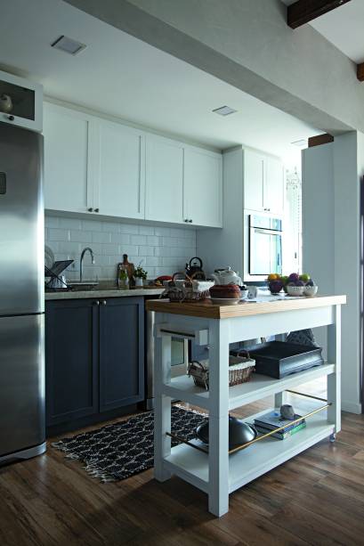 <span>Dos puxadores do tipo concha ao azulejo subway tile (Metro White, 20 x 10 cm, da Eliane. C&C) junto à bancada, tudo na cozinha reflete o estilo escandinavo, queridinho da</span> Débora Alcântara, dona do Blog Tudo Orna. <span>Dos puxadores do tipo concha ao azulejo subway tile (Metro White, 20 x 10 cm, da Eliane. C&C) junto à bancada, tudo na cozinha reflete o estilo escandinavo, queridinho da</span> Débora Alcântara, dona do Blog Tudo Orna.